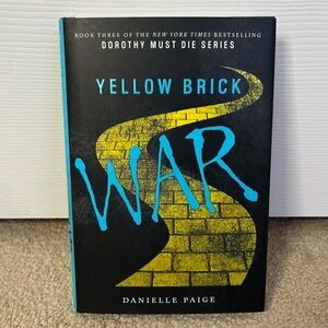 yellow brick war by danielle paige - book